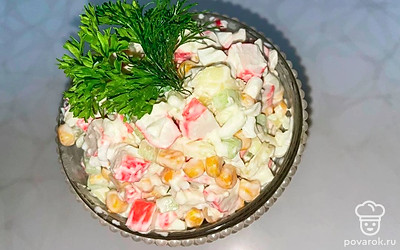 Подавайте салат в порционных тарелках. Можете также выложить с помощью кулинарного кольца на тарелку. Украсьте любимой зеленью.