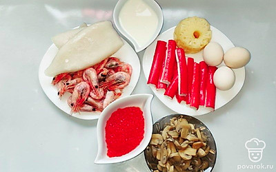 Разморозьте морепродукты, залейте их подсоленным кипятком и оставьте остывать. Отварите и очистите яйца. Помойте зелень.