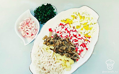 Нарежьте шампиньоны, ананасы и крабовые палочки небольшим кубиком. Кальмары – тонкими полосками. Креветки очистите.