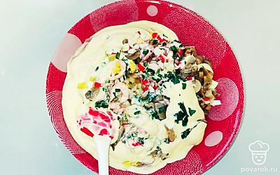 Нарежьте кубиком яйца. Нашинкуйте кольцами зеленый лук. Соедините все ингредиенты, положите майонез, по надобности посолите и перемешайте.