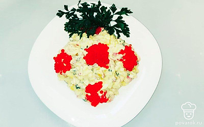 Выложите салат в блюдо или салатник. Украсьте зеленью петрушки, маслинами. Притрусите зеленым луком. Выложите красную икру.