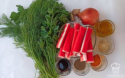 Для начала отчистите крабовые палочки от пленки по необходимости и нарежьте на кружочки толщиной 1-1,5 сантиметров. Отдельно укроп и петрушку нарубите мелко ножом. Лук репчатый отчистите от кожуры, промойте и нарежьте тонкими полукольцами. Чеснок также почистите и нарежьте тонкими ломтиками.