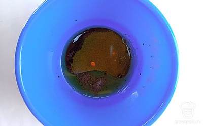 Первым делом приготовьте маринад. Для этого в глубокую миску или контейнер налейте соевый соус, оливковое масло, яблочный уксус, куркуму и щепотку молотого черного перца. Тщательно перемешайте все вилкой или ложкой.