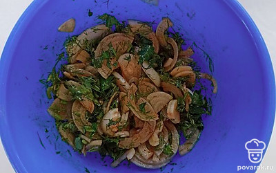 Переложите в миску к маринаду нарезанный лук, чеснок и всю зелень. Перемешайте до тех пор, пока маринад полностью не покроет все содержимое емкости.