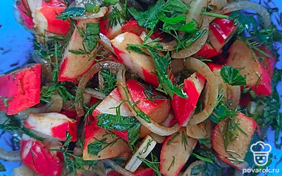 Переложите к луку нарезанные крабовые палочки. Перемешайте все, закройте крышкой и отправьте в холодильник на 1-2 часа для того, чтобы салат настоялся. Готовый салат подавайте на стол.