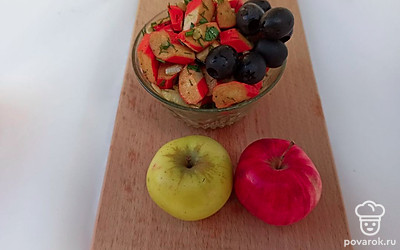 Более эстетично будет выглядеть салат, если его подать в бокалах из-под вина. Разложите для этого салат по бокалам порционно, посыпьте тертым сыром или зеленью и поставьте для настойки в холодильник. Подайте салат к мясу или другому гарниру.