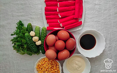 Отварите и почистите яйца, петрушку помойте и просушите. Почистите чеснок. Подготовьте глубокую емкость для салата