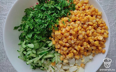 Нарежьте небольшими кусочками крабовые палочки и яйца. Огурцы нарежьте брусочками. Выложите все в приготовленную емкость, добавьте кукурузу и мелко нарезанную петрушку.