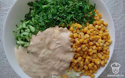 Приготовьте заправку для салата. Для этого натрите чеснок на терке и добавьте к нему майонез и соевый соус. Эту смесь вылейте в салат и хорошо перемешайте.