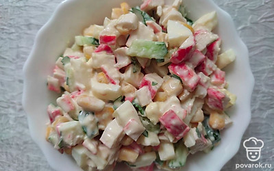 Если Вы хотите оригинально подать крабовый салат под соевым соусом, то возьмите небольшой стакан, плотно заполните его салатом, переверните и аккуратно снимите его. Рядом положите веточку зелени.