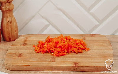 Вареную морковь очистите и мелко нарежьте.