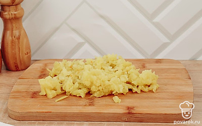 Вареный картофель очистите и мелко нарежьте.