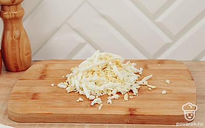 Яйца очистите и мелко нарежьте.