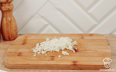 Лук мелко нарежьте.