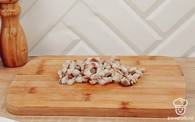 Филе сельди нарежьте кусочками среднего размера.