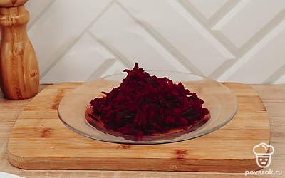Очистите и натрите на терке свеклу.