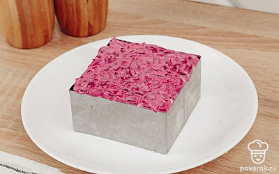 В форме подходящего размера разместите ингредиенты. Первым слоем выложите картофель, посыпьте его луком. Смажьте майонезом. Далее выложите нарезанную селедку, яйца. Смажьте майонезом. После этого выложите слой моркови, смазанной майонезом. Последним слоем салата выложите свеклу и смажьте майонезом. Снимите форму и дайте салату пропитаться.