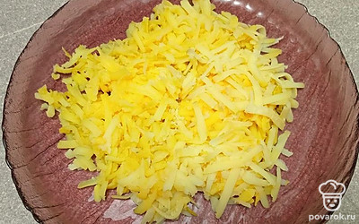 Вареный картофель натрите на терке.