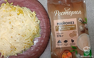 Смажьте картофель майонезом с перепелиными яйцами.