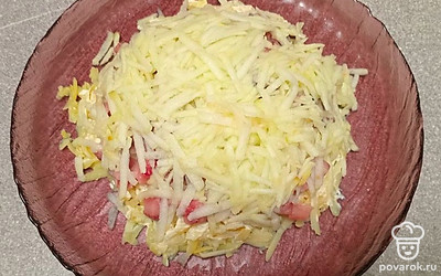 Выложите сверху натертое на терке яблоко.