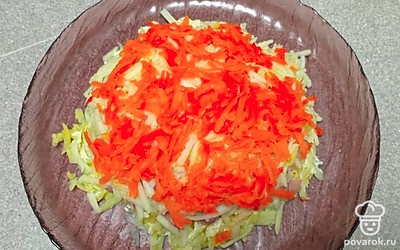 Выложите сверху натертую на терке вареную морковь.