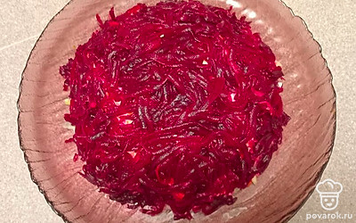 Выложите сверху натертую на терке вареную свеклу.