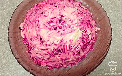 Смажьте свеклу майонезом.