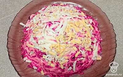 Выложите сверху натертое на терке вареное яйцо.