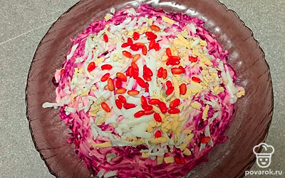 Посыпьте салат барбарисом.