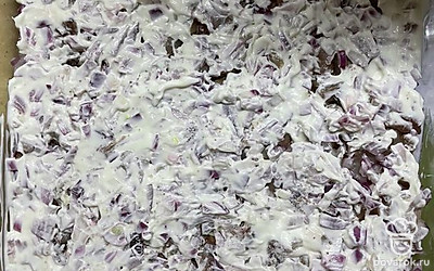 Режем мелко лук и выкладываем на тарелку к сельди. Смазываем майонезом. 