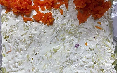 Далее вареную картошку шинкуем кубиками. Выкладываем на лук. Приправляем майонезом.