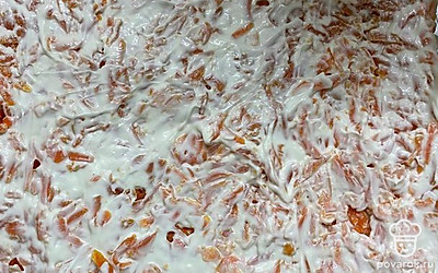 Вареную морковь натираем на крупной терке. Кладем поверх картофеля. Также смазываем майонезом. 