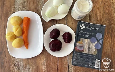 Подготовьте все ингредиенты. Овощи и яйца заранее отварите и очистите.