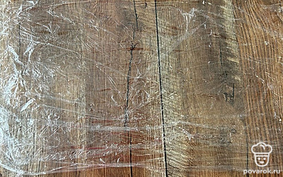 Стол застелите пищевой пленкой в 2 слоя.