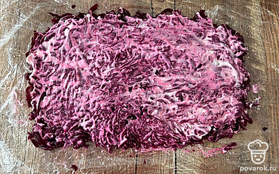 Разложите натертую свеклу и смажьте майонезом.