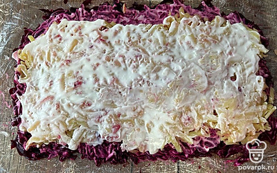 Сделайте слой из тертого картофеля и тоже смажьте майонезом.