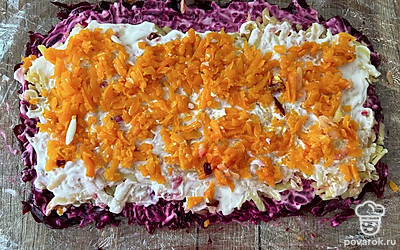 Сделайте слой из натертой моркови.