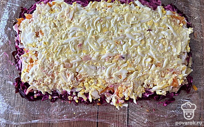 Сделайте слой из тертого яйца и смажьте майонезом.