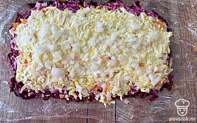 Лук нарежьте кубиком и разложите на яйца.