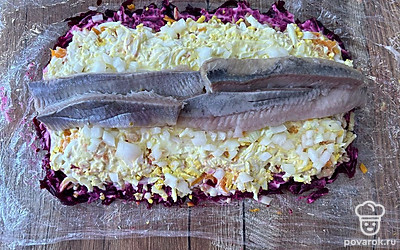 В середину выложите селедку.