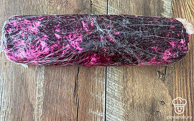 Заверните в рулет. Положите в холодильник минимум на 2 часа.