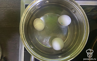 Яйца отварите вкрутую. 
