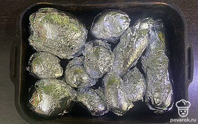 Овощи оберните фольгой. Отправьте запекаться в духовку примерно на час. 