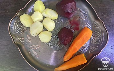 Достаньте овощи. Дайте остыть и очистите их от кожуры. 