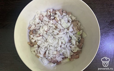 Селедку нарежьте мелким кубиком. Выложите на дно салатника, посыпьте мелко нарезанными луком. 
