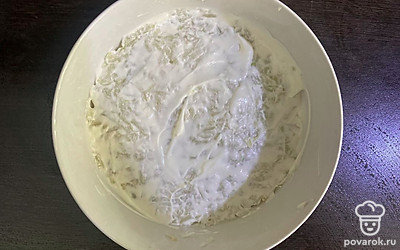 Картошку натрите на крупной терке. Смажьте слой майонезом. 