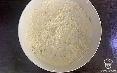 Следующим слоем выложите тертые яйца, тоже смажьте майонезом. 