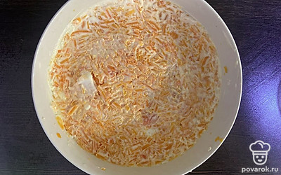 Следующим слоем выложите тертую морковь и приправьте майонезом. 