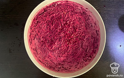 Сверху натрите свеклу и снова смажьте майонезом. 