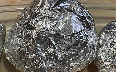 Свеклу заверните в фольгу и запеките до готовности.